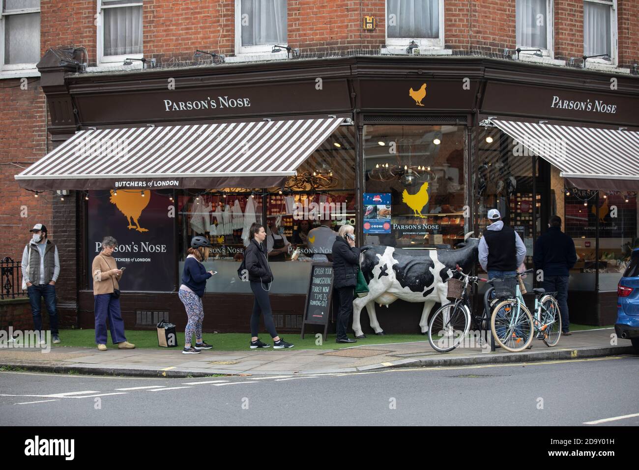 Schlangen von Menschen vor Pasrons Nasenschlachter, die während der zweiten Coronavirus-Sperre in London darauf warten, ihr Fleischstück für eine Sunday Roast zu kaufen. Stockfoto
