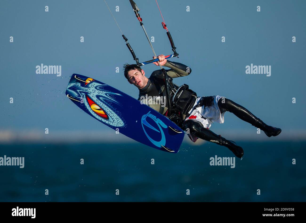 Kitesurfer in Aktion, Dorset, England, UK. Stockfoto