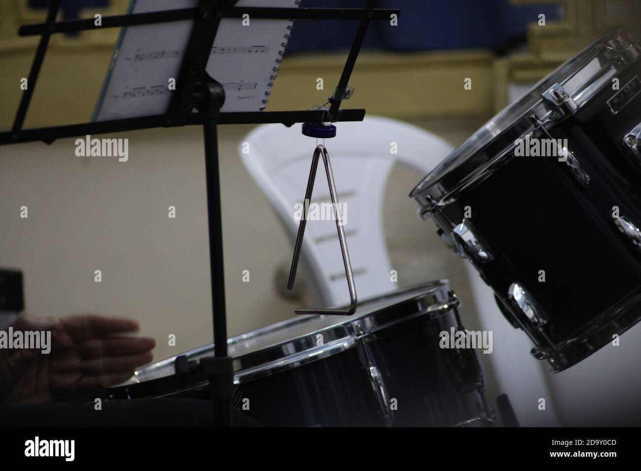 Triangle in der Musik-Performanz mit Drums im Backgroung Stockfoto