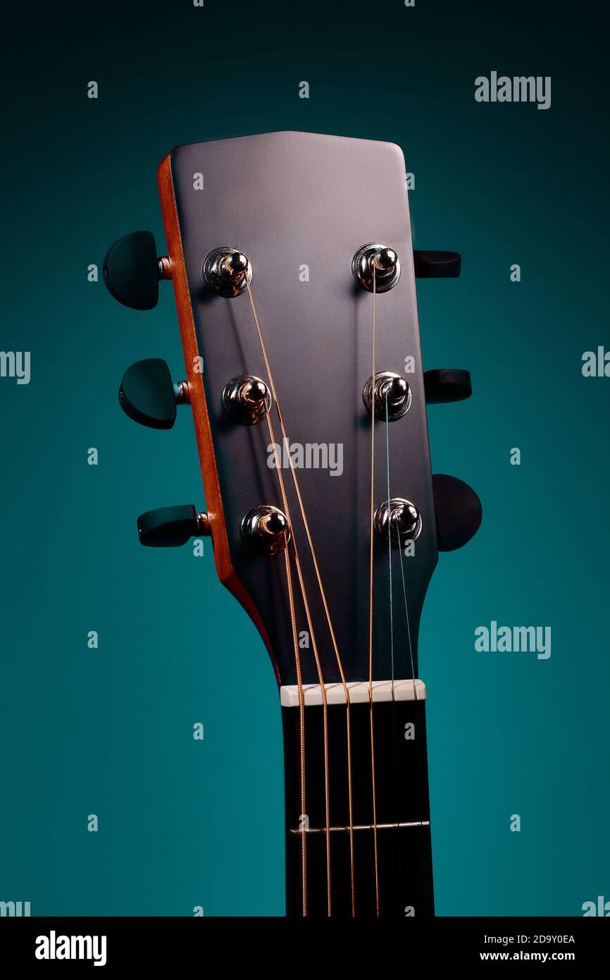 Das Griffbrett einer akustischen Gitarre aus der Nähe. Studiofoto eines Musikinstruments. Modell Stockfoto