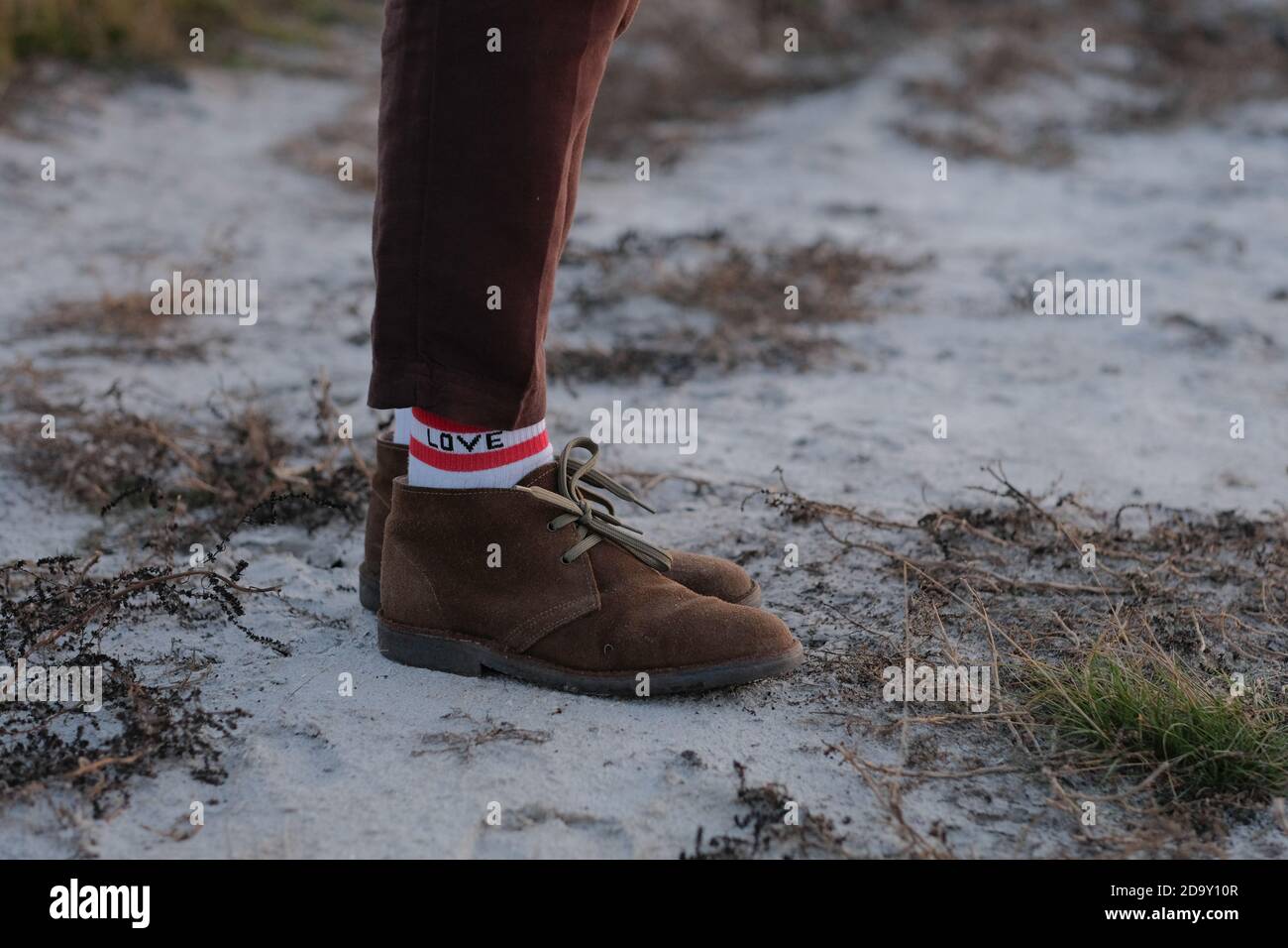 Schuhe von Mann mit Socken im Wald. Stockfoto
