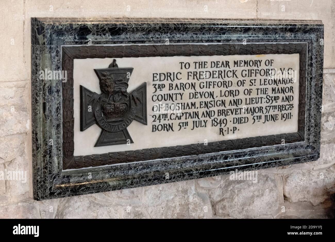 Gedenktafel in der Holy Trinity Church, Bosham zum Gedenken an Edric Frederick Gifford VC 3. Baron Gifford of St. Leonards. Stockfoto