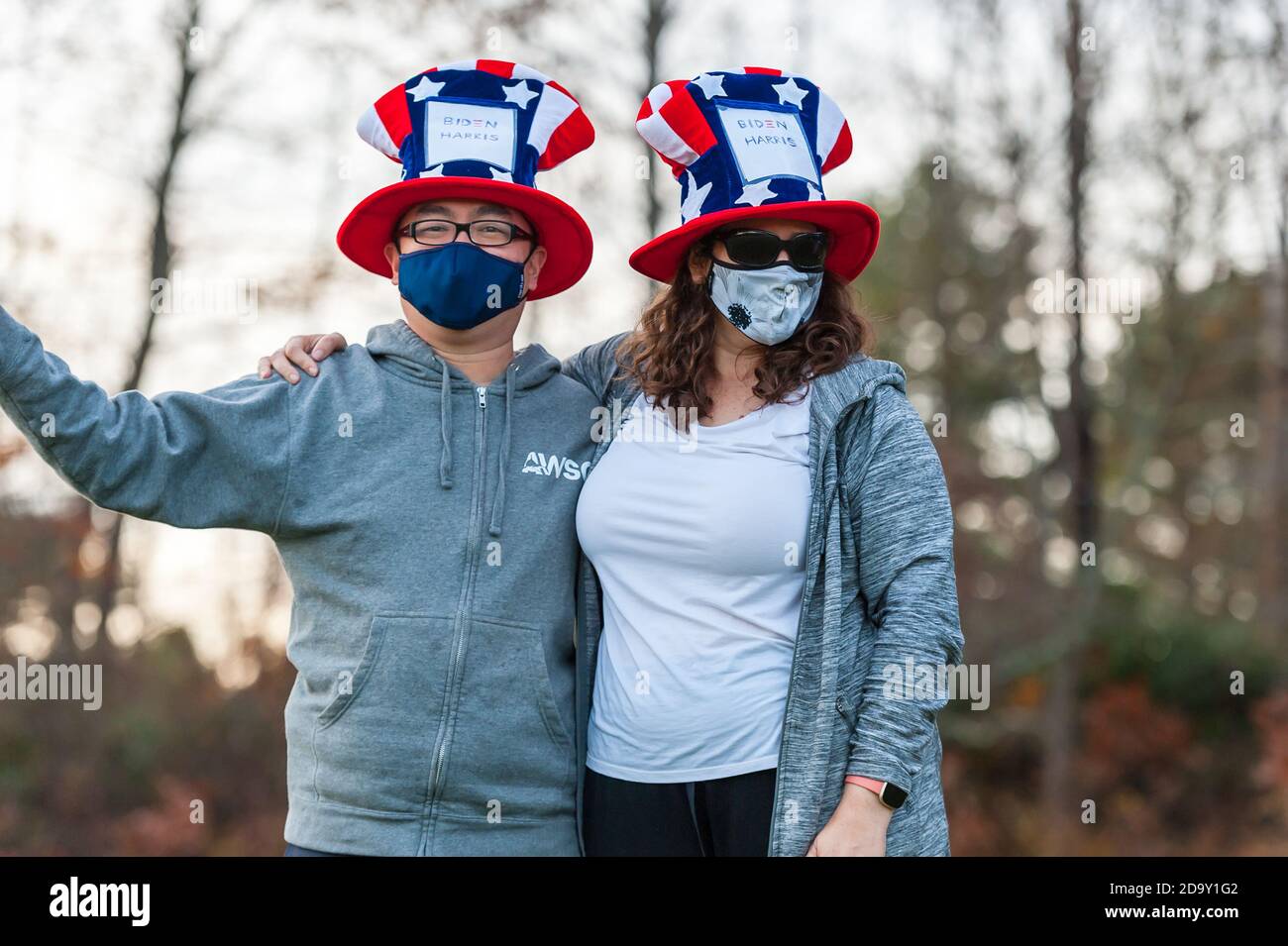 Concord, Massachusetts. November 2020. Menschen feiern den Sieg von Biden-Harris bei der Wahl 2020. Stockfoto