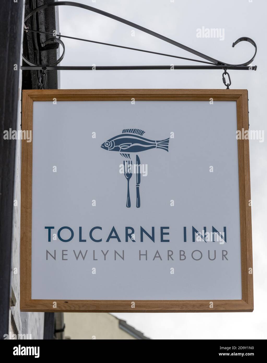 Traditionelles hängendes Pub-Schild im Tolcarne Inn, Tolcarne Terrace, Newlyn, Penzance, Cornwall, England, Großbritannien Stockfoto