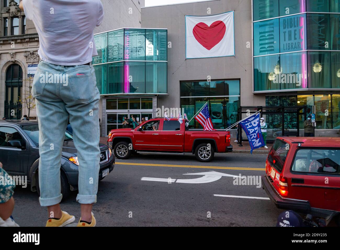 Mainers feiern Joe Bidens Sieg der 2020 Vereinigten Staaten Präsidentschaftswahl in der Innenstadt von Portland Stockfoto
