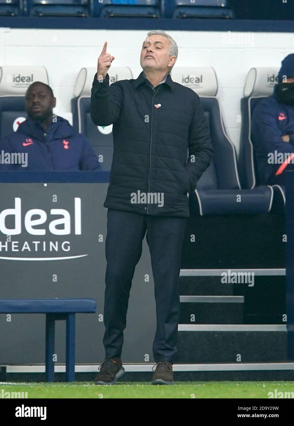 Tottenham Hotspur-Manager Jose Mourinho ist während des Premier League-Spiels in den Hawthorns, West Bromwich, auf der Touchline. Stockfoto