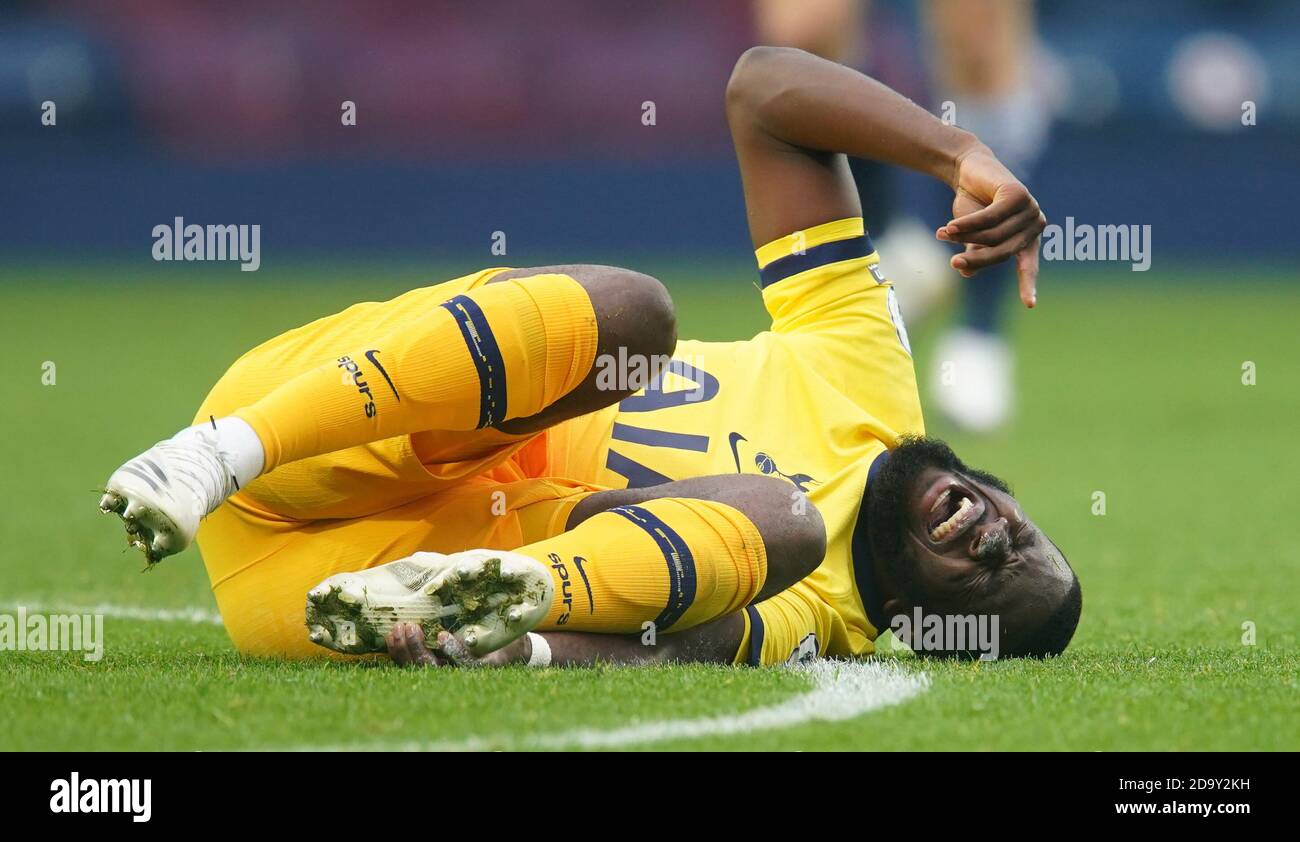 Tanguy Ndombele von Tottenham Hotspur reagiert während des Premier-League-Spiels bei den Hawthorns in West Bromwich auf den Boden. Stockfoto