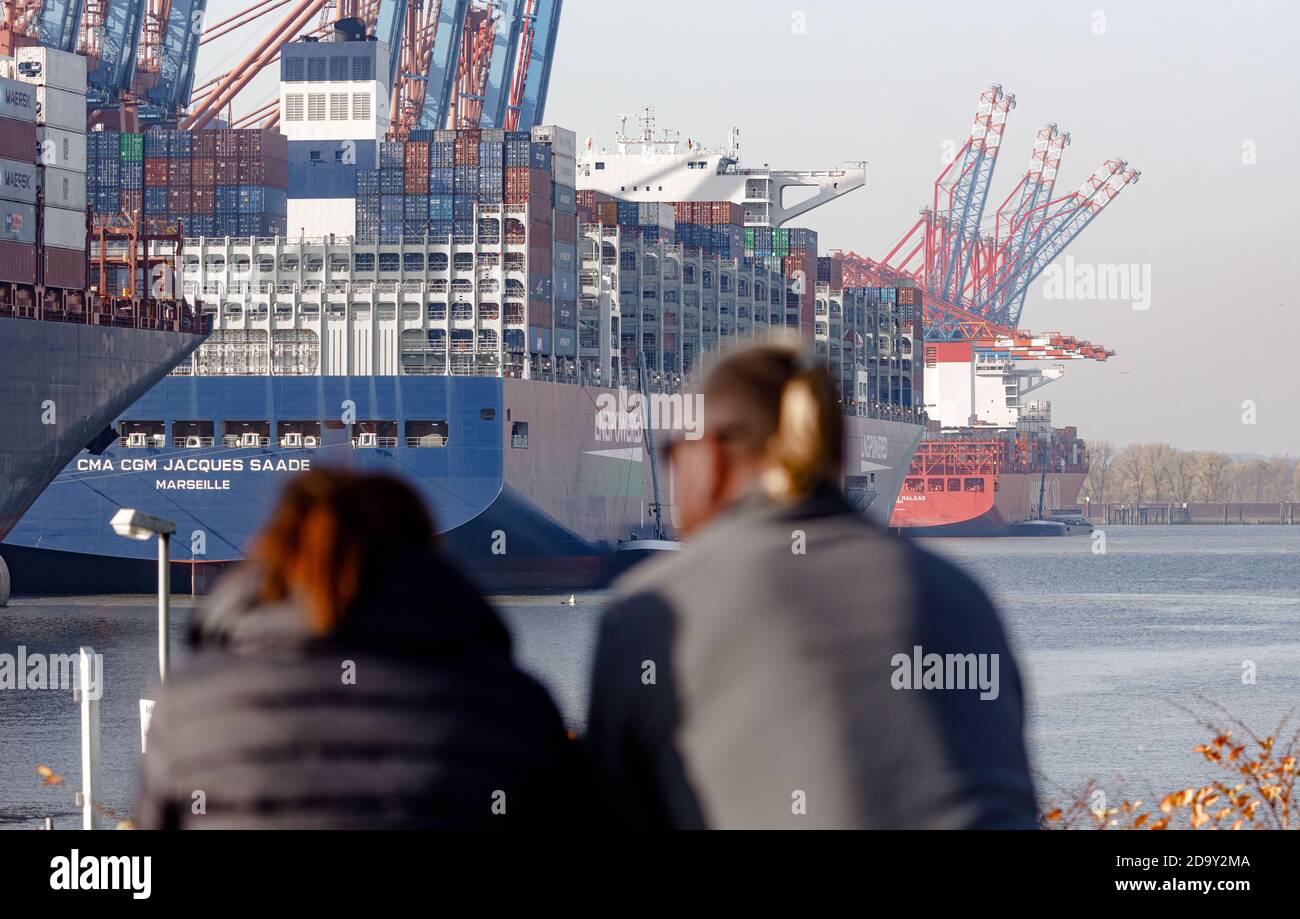 Hamburg, Deutschland. November 2020. Die "CMA CGM Jacques Saade", das weltweit größte mit Erdgas betriebene Containerschiff, wird erstmals am Terminal Burchardkai vertäut. Quelle: Markus Scholz/dpa/Alamy Live News Stockfoto