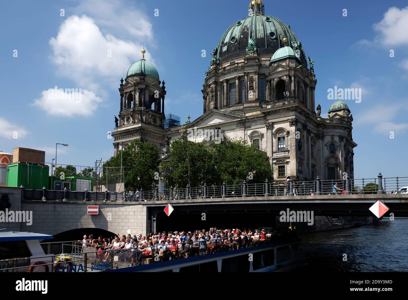 Berliner Dom in einem schönen Sommertag mit einem blauen bewölkten Himmel auf dem Hintergrund. Der Berliner Dom liegt im Herzen der Hauptstadt. Stockfoto
