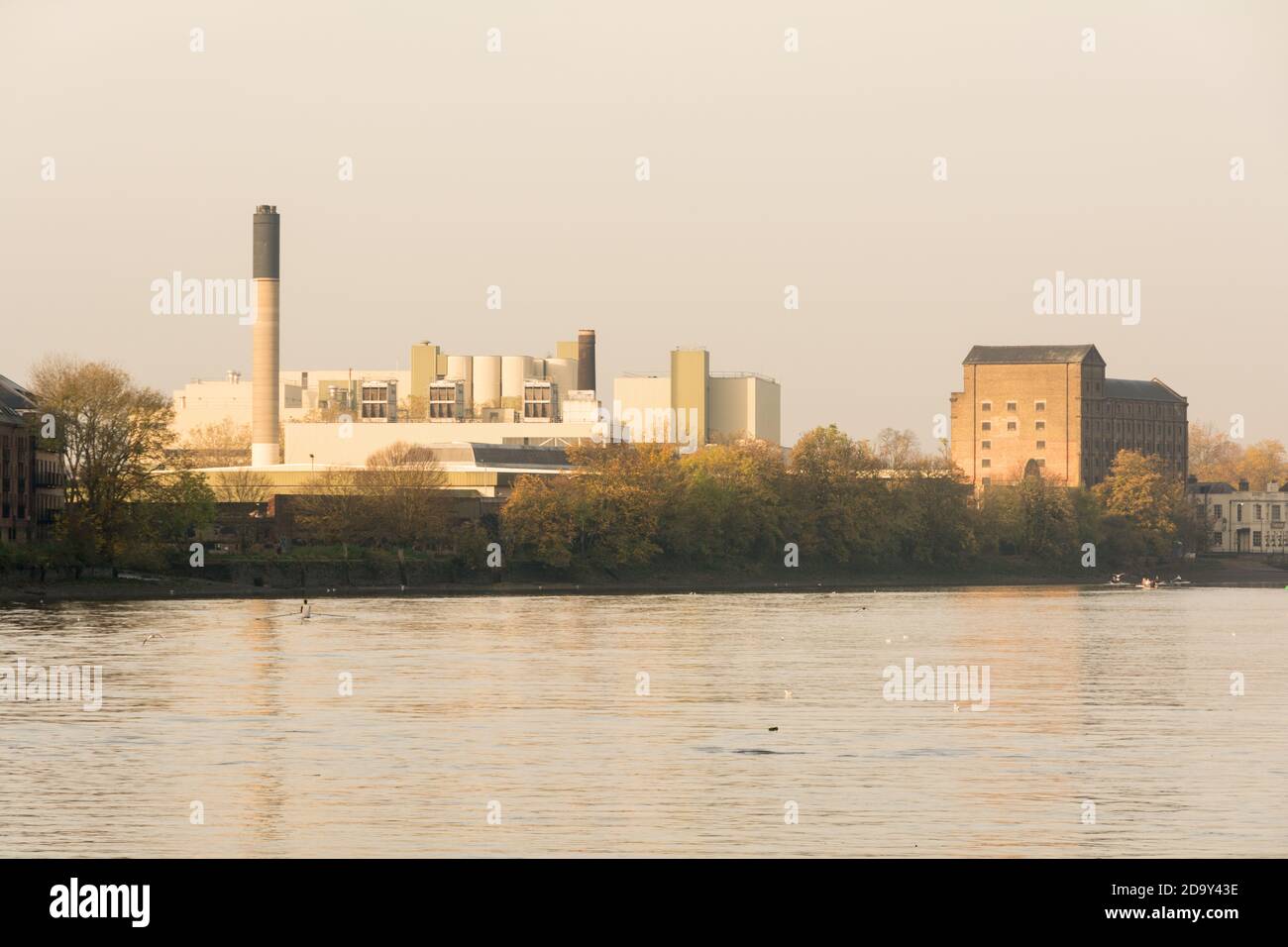 Die ehemalige Mortlake Brewery vom Ufer der Themse aus gesehen, London, Großbritannien Stockfoto