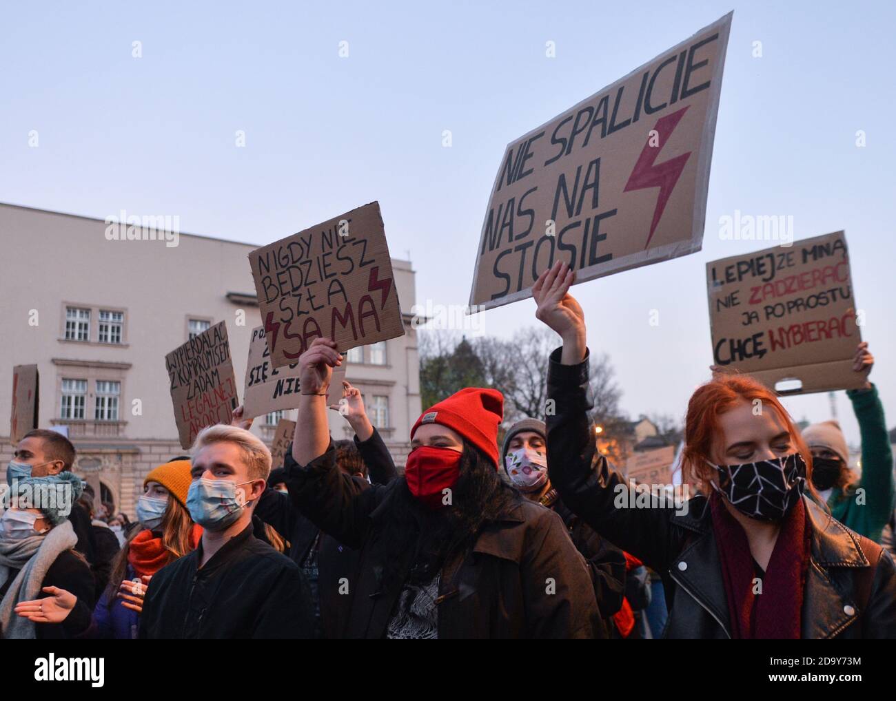 Krakau, Polen. November 2020. Wahlkämpfer während eines weiteren Protesttages in der Krakauer Altstadt. Pro-Choice- und Frauenrechtsaktivisten und ihre Unterstützer organisierten am Samstagabend einen weiteren regierungsfeindlichen Protest in Krakau, um ihre Wut über das Urteil des Obersten Gerichtshofs in Bezug auf Abtreibungsgesetze zum Ausdruck zu bringen. Kredit: ASWphoto/Alamy Live Nachrichten Stockfoto