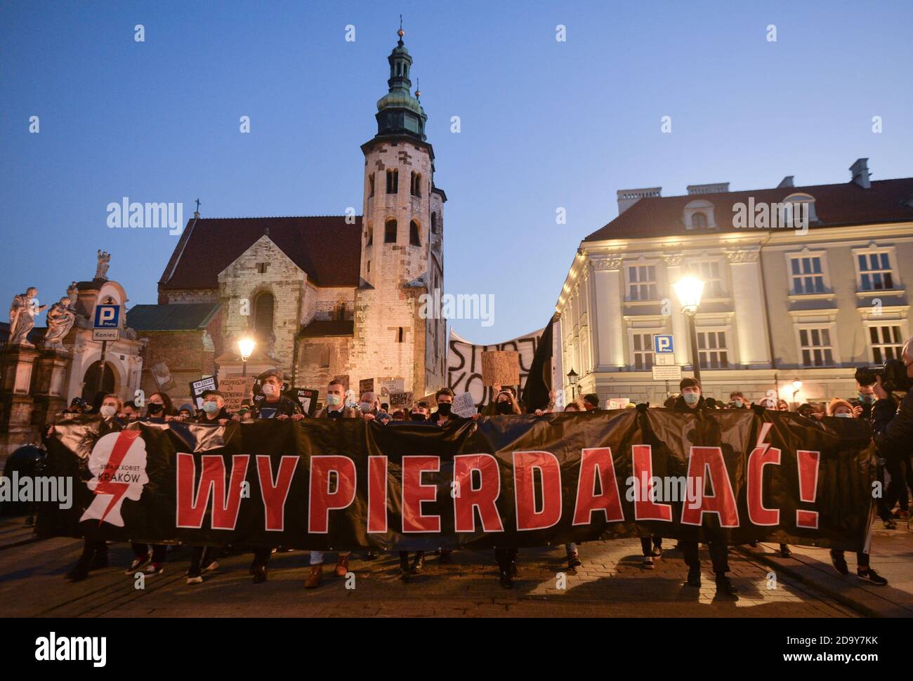 Krakau, Polen. November 2020. Wahlkämpfer während eines weiteren Protesttages in der Krakauer Altstadt. Pro-Choice- und Frauenrechtsaktivisten und ihre Unterstützer organisierten am Samstagabend einen weiteren regierungsfeindlichen Protest in Krakau, um ihre Wut über das Urteil des Obersten Gerichtshofs in Bezug auf Abtreibungsgesetze zum Ausdruck zu bringen. Kredit: ASWphoto/Alamy Live Nachrichten Stockfoto