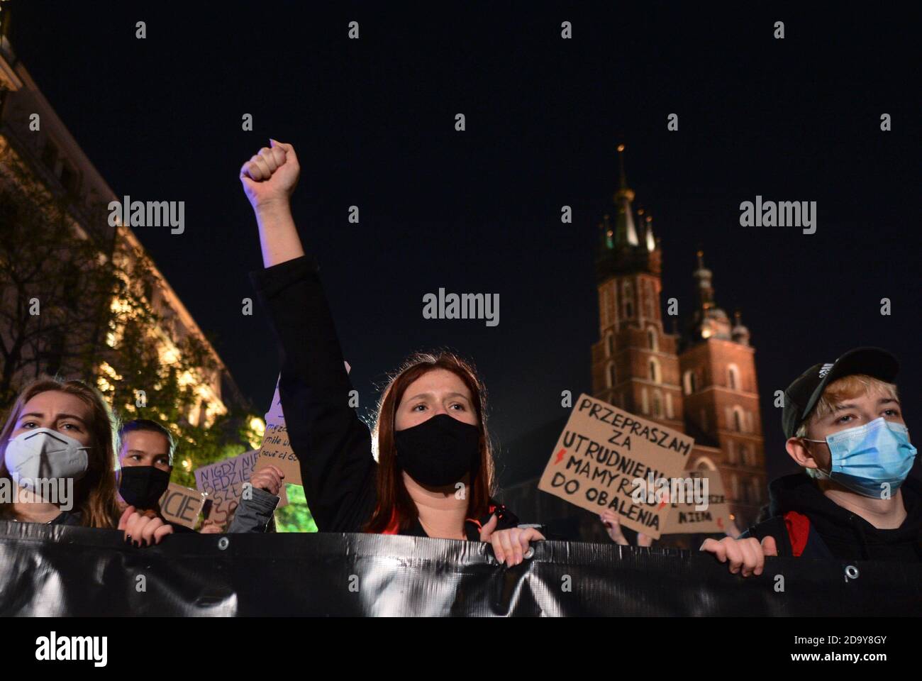 Krakau, Polen. November 2020. Geste einer Wahlkämpferin während eines Protestes auf dem Marktplatz von Krakau. Pro-Choice- und Frauenrechtsaktivisten und ihre Unterstützer organisierten am Samstagabend einen weiteren regierungsfeindlichen Protest in Krakau, um ihre Wut über das Urteil des Obersten Gerichtshofs in Bezug auf Abtreibungsgesetze zum Ausdruck zu bringen. Kredit: ASWphoto/Alamy Live Nachrichten Stockfoto