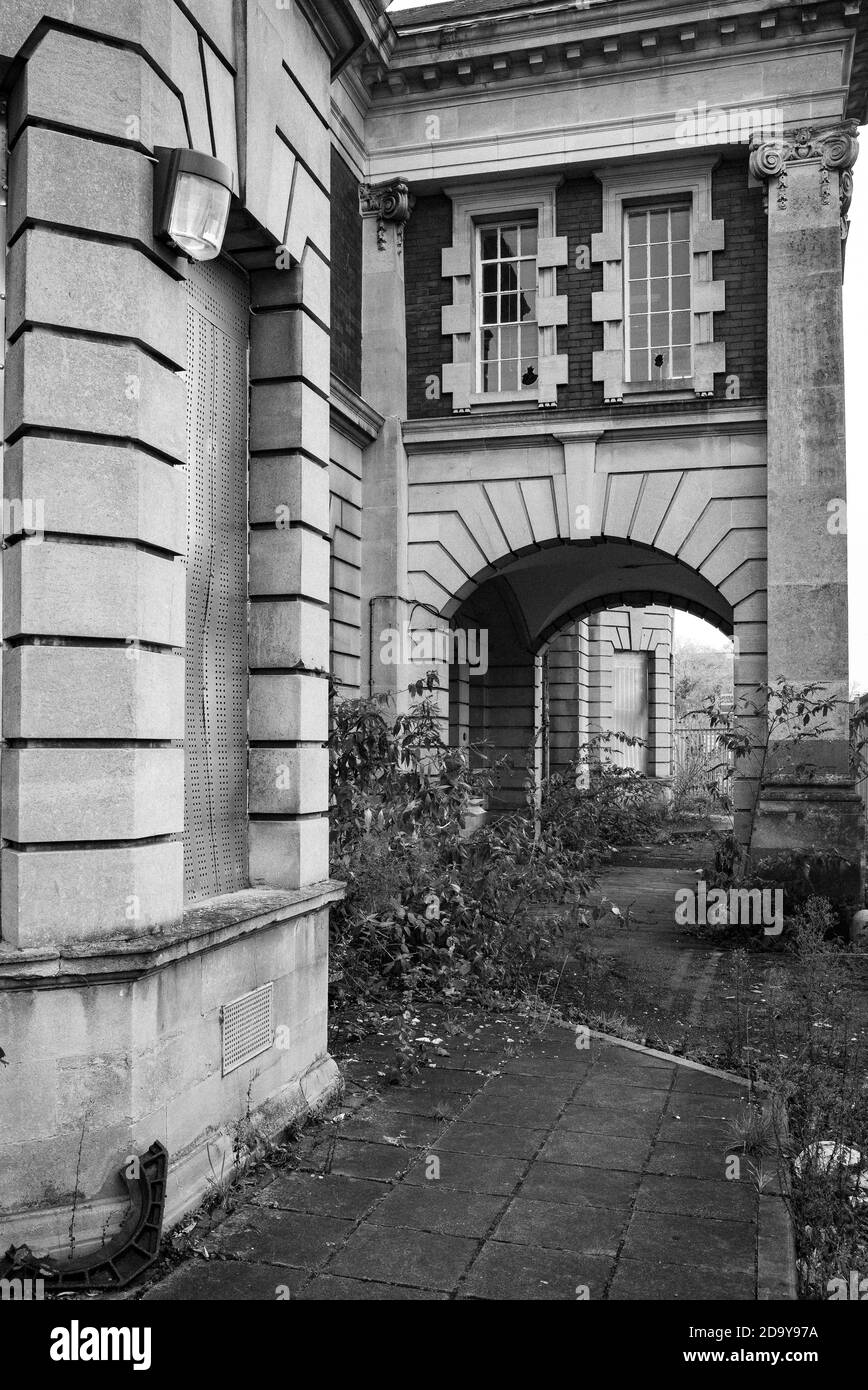 Whitchurch Hospital Eingang Portikus, verkommen und verlassen - monochrom Stockfoto