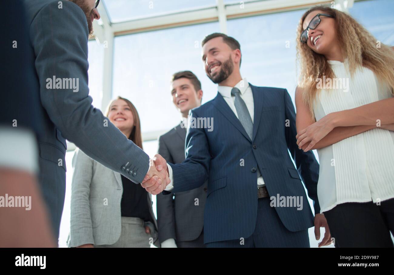 Geschäftspartner Begrüßung mit Handschlag Stockfoto