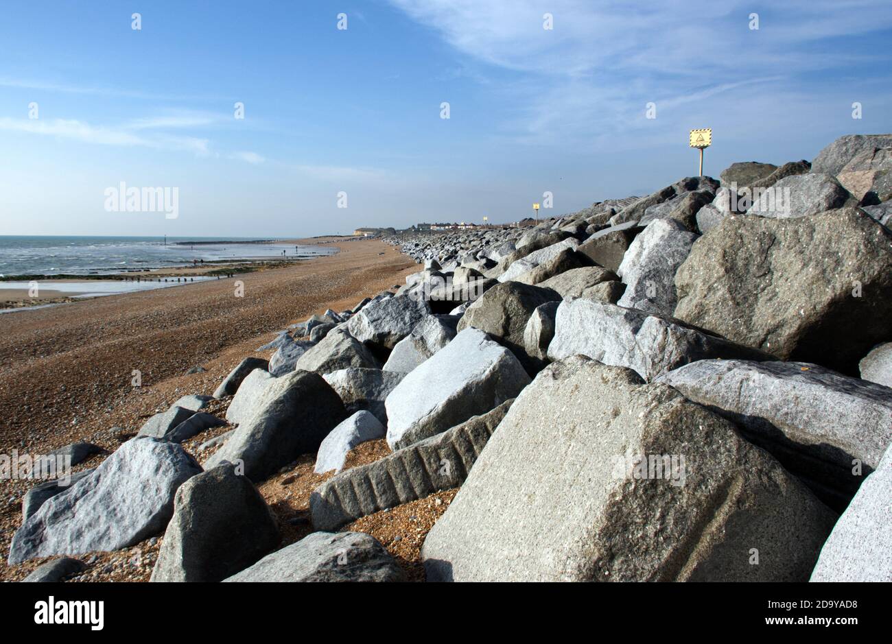 Ein Beispiel für Felsbarrieren, die als eine hart-technische Küstenmanagement-Lösung am Strand von Bulverhythe, Sussex, England, Großbritannien, verwendet werden. Stockfoto