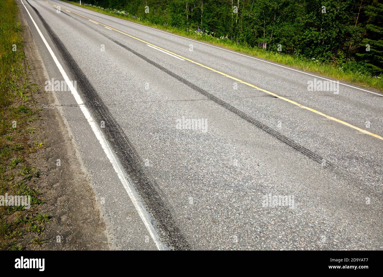 Sehr lange Gleitspuren auf Asphalt auf der Autobahn nach starkem Bremsen im Sommer in Finnland Stockfoto