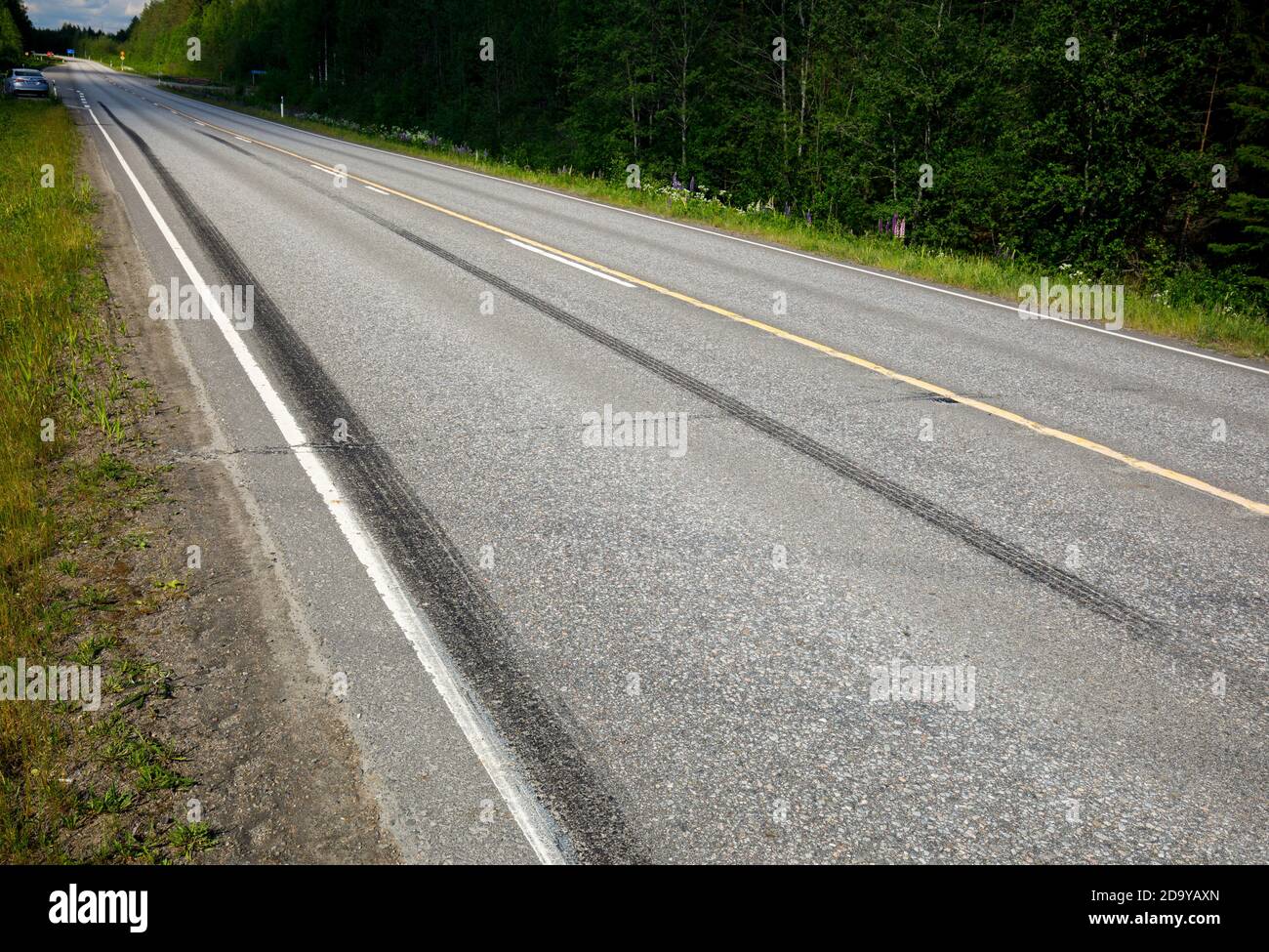 Sehr lange Gleitspuren auf Asphalt auf der Autobahn nach starkem Bremsen im Sommer in Finnland Stockfoto