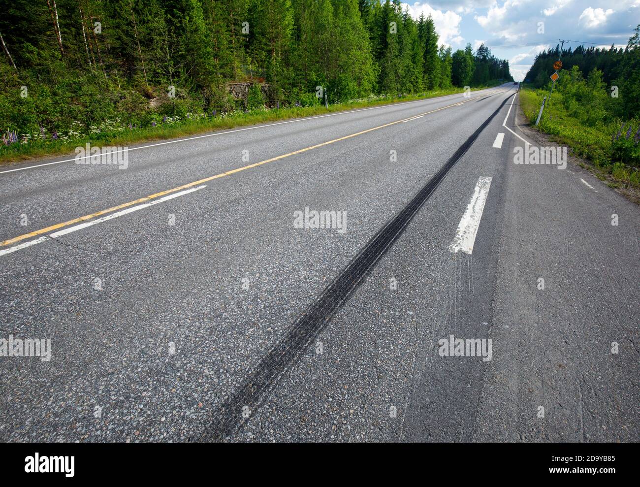 Sehr lange Gleitspuren auf Asphalt auf der Autobahn nach einer Notbremsung im Sommer in Finnland Stockfoto