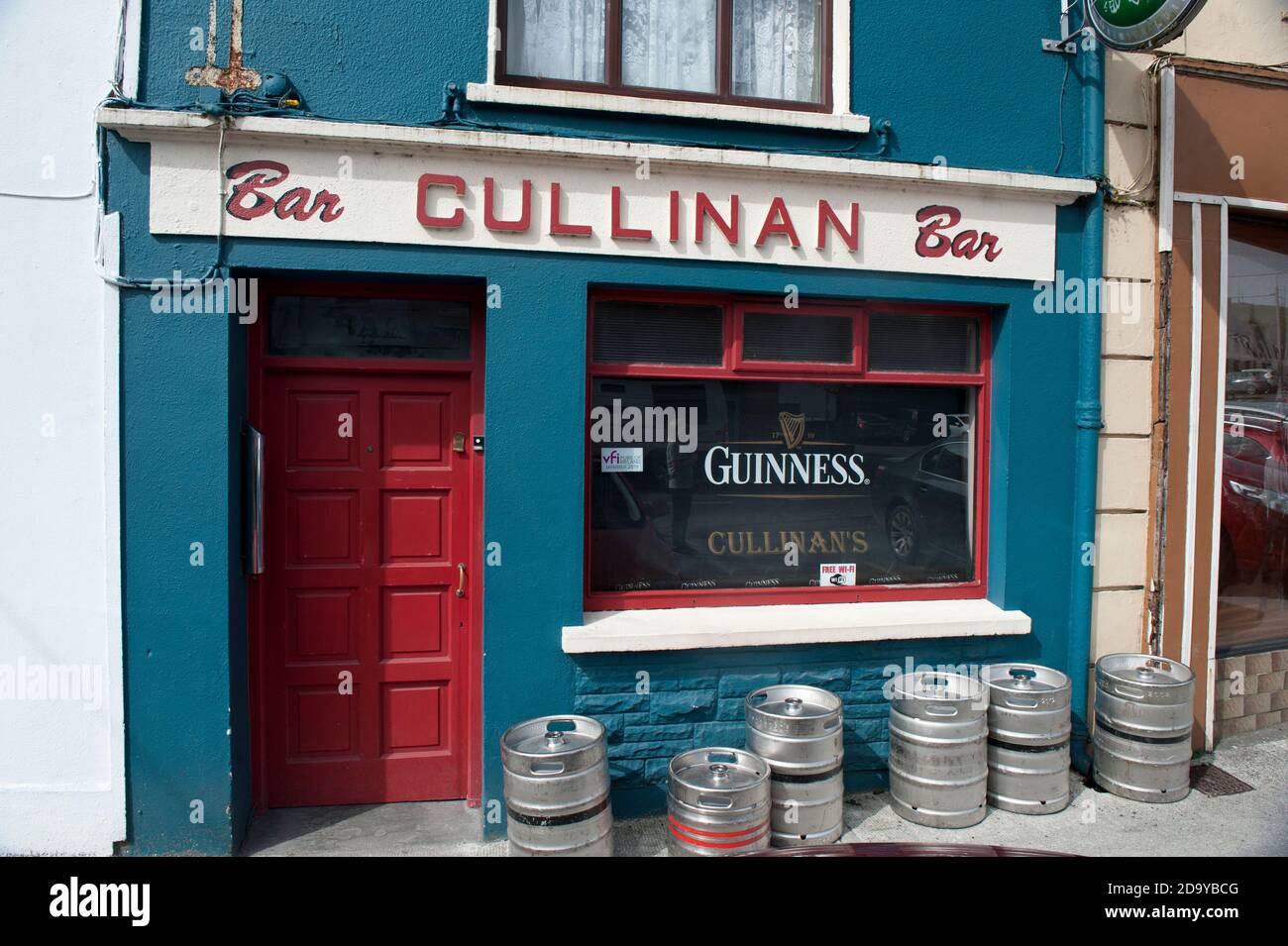 Bierfässer vor Cullinan's Bar, Ennistymon, County Clare, Republik Irland Stockfoto