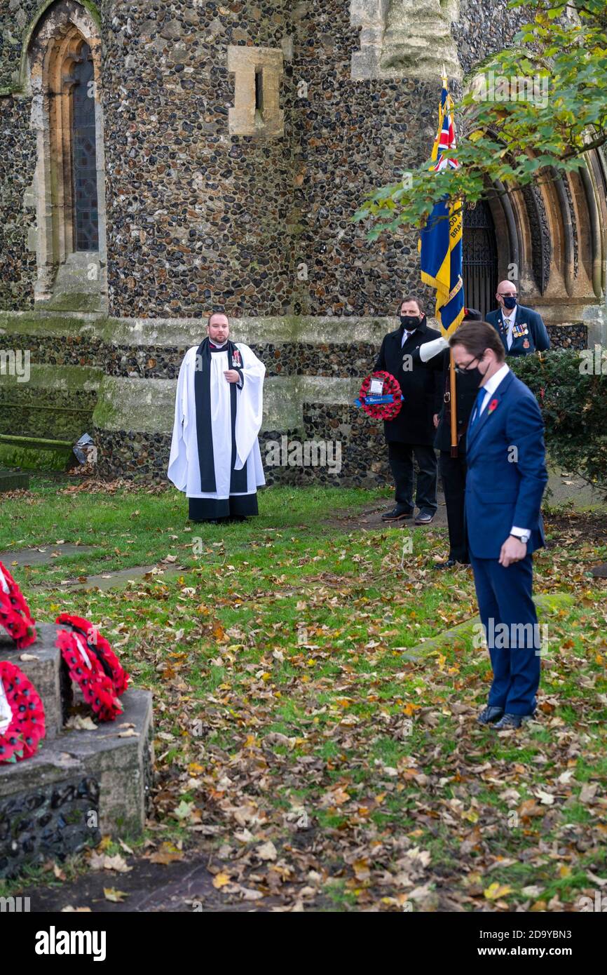 Brentwood Essex 8. November 2020 EINE formelle Outdoor-Veranstaltung der Kränzniederlegung fand in St. Thomas' Church Brentwood Essex mit cvic und militärischen Vertretern einschließlich Alex Burghart MP und Cllr Olivia Sanders Stellvertretender Bürgermeister von Brentwood Kredit: Ian Davidson/Alamy Live News Stockfoto