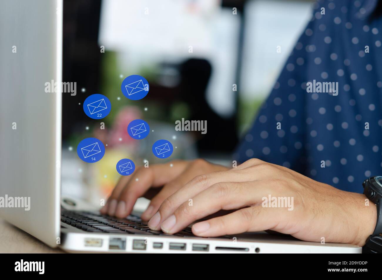 Nahaufnahme von männlichen Händen mit Tastatur Computer Laptop mit fliegenden E-Mail-Symbole. Business-Technologie-Konzept Stockfoto