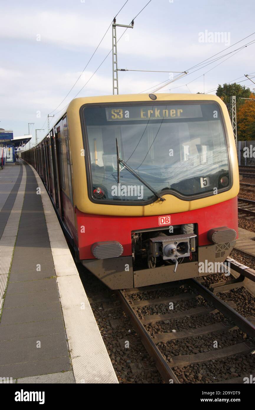 Eine Berliner S-Bahn Richtung Erkner in dem an der Straße Freiheit gelegene S-Bahnhof Berlin-Stresow, vormals Fernbahnhof Berlin-Spandau. Stockfoto