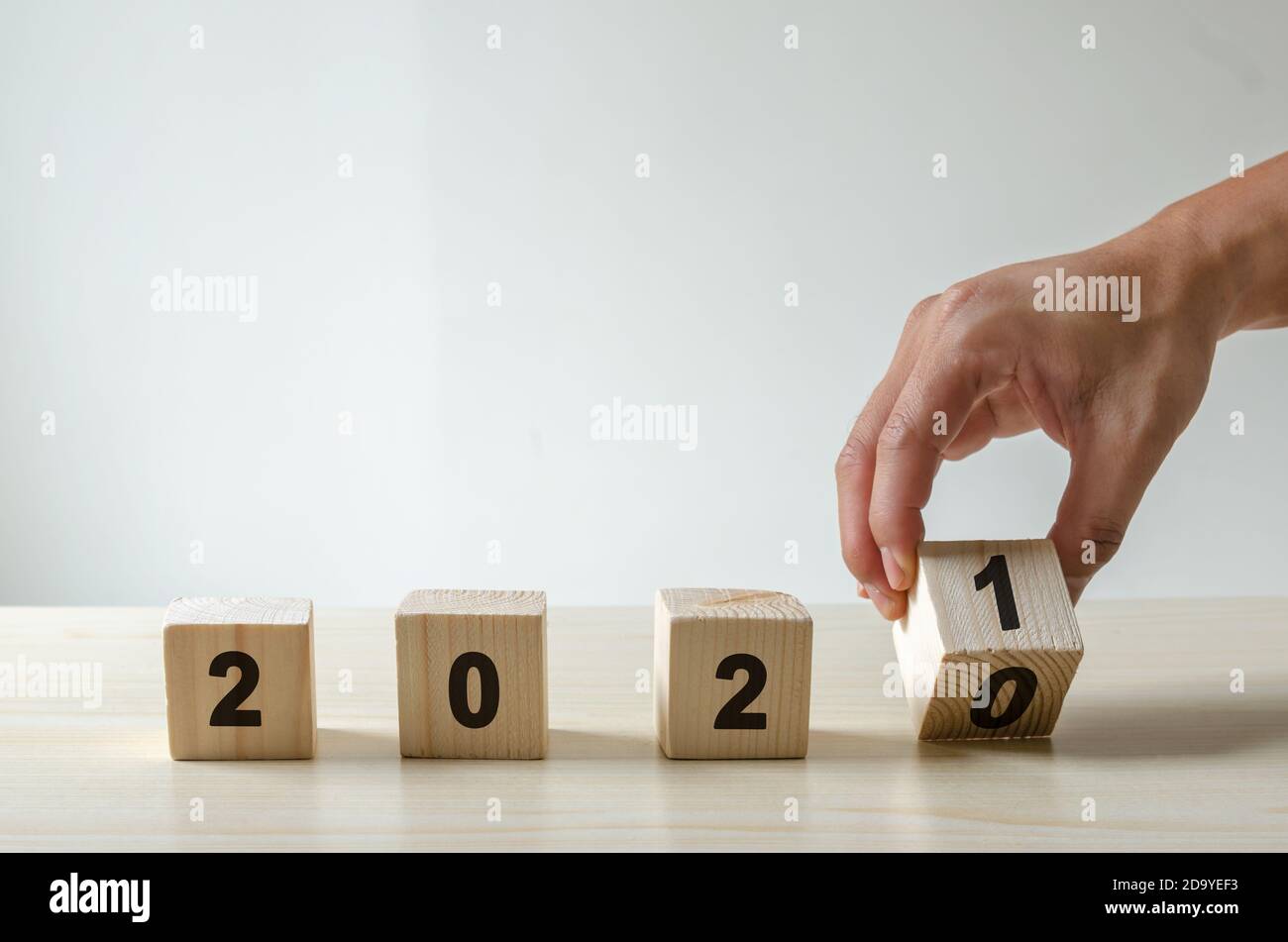 Hand Flip Holzblock mit Jahr 2020 und 2021.Happy New Jahre 2021 Stockfoto