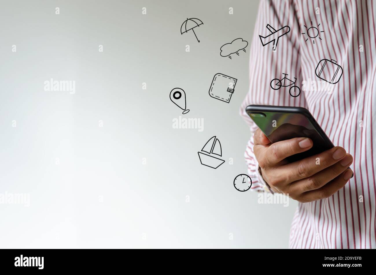 Hand hält Smartphone mit Icons Reise-Konzept. Stockfoto