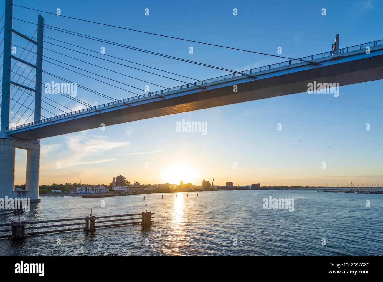 Stralsund: Neue Rügenbrücke über Strelasund, Altstadt Stralsund, Sonnenuntergang, Ostsee, Mecklenburg-Vorpommern, Deutschland Stockfoto