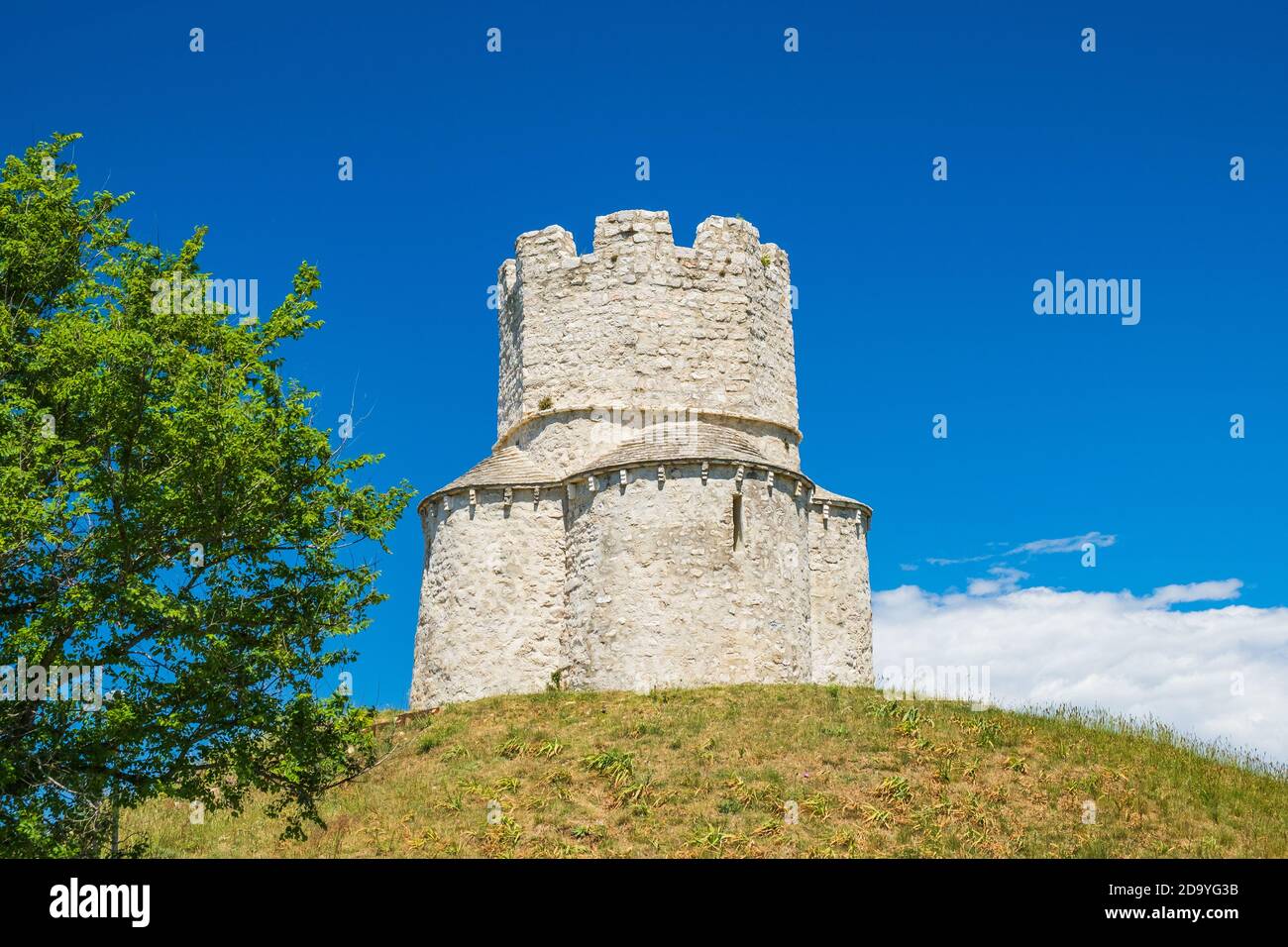 Kleine mittelalterliche Steinkirche St. Nikolaus (Sveti Nikola) in der Nähe von Nin, Dalmatien, Kroatien Stockfoto