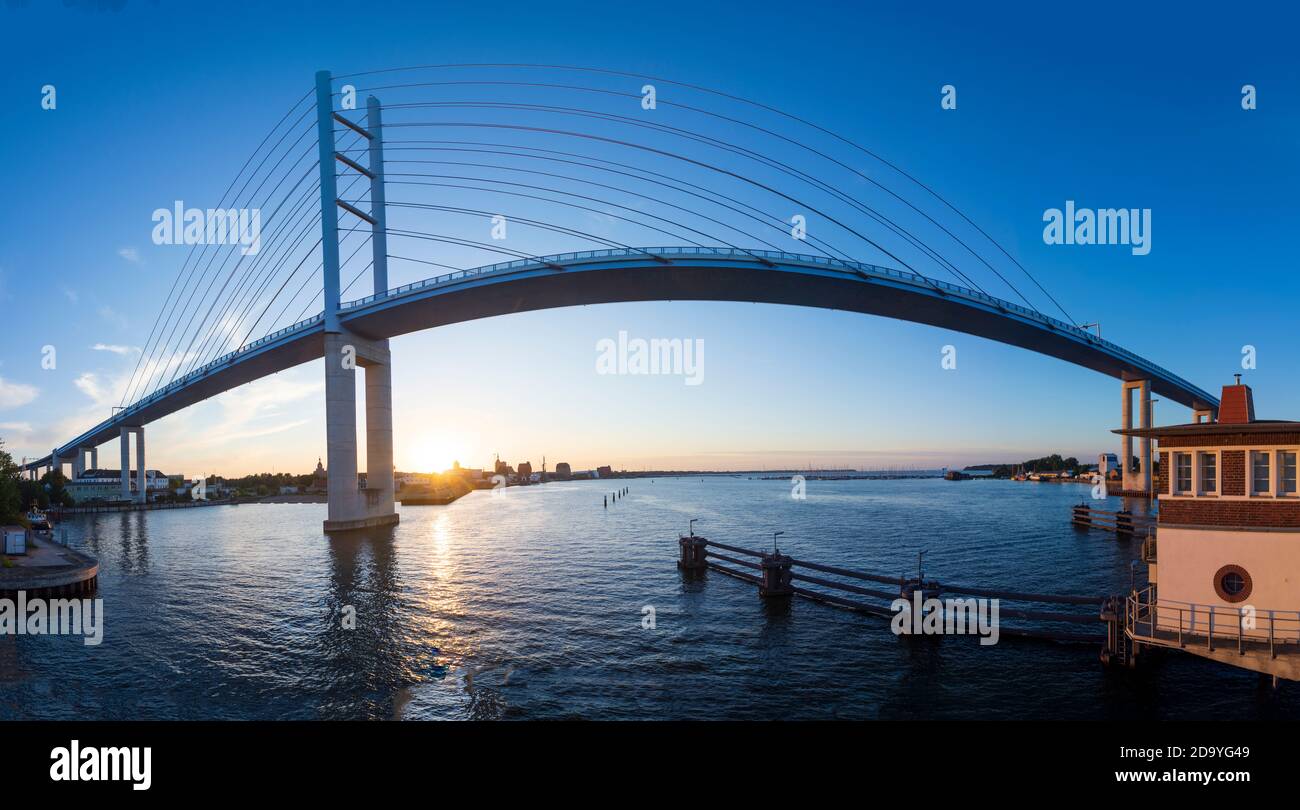 Stralsund: Neue Rügenbrücke über Strelasund, Altstadt Stralsund, Sonnenuntergang, Ostsee, Mecklenburg-Vorpommern, Deutschland Stockfoto
