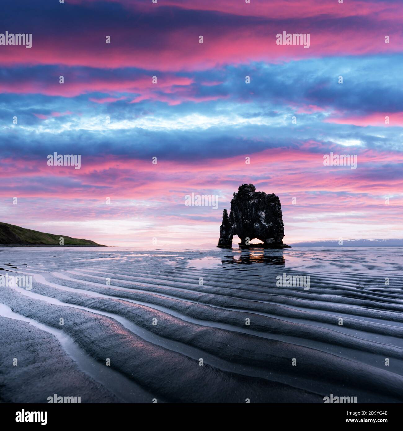 Basaltstapel Hvitserkur auf der Halbinsel Vatnsnes, Island, Europa bei Ebbe. Großer lila Himmel leuchtet auf dem Hintergrund. Landschaftsfotografie Stockfoto