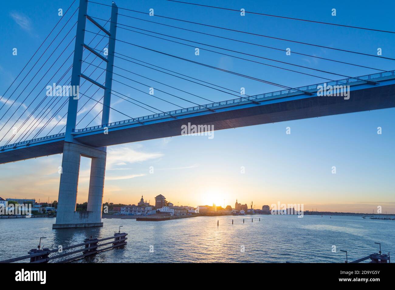 Stralsund: Neue Rügenbrücke über Strelasund, Altstadt Stralsund, Sonnenuntergang, Ostsee, Mecklenburg-Vorpommern, Deutschland Stockfoto