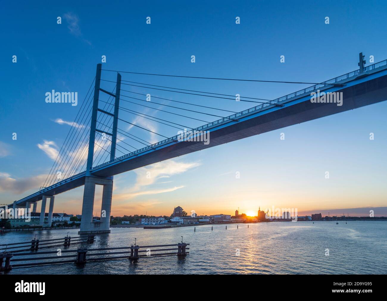 Stralsund: Neue Rügenbrücke über Strelasund, Altstadt Stralsund, Sonnenuntergang, Ostsee, Mecklenburg-Vorpommern, Deutschland Stockfoto