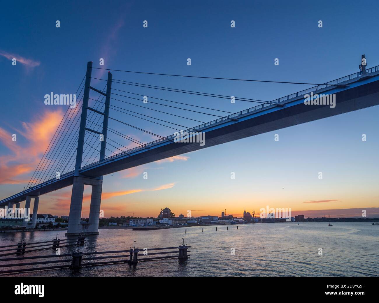 Stralsund: Neue Rügenbrücke über Strelasund, Altstadt Stralsund, Sonnenuntergang, Ostsee, Mecklenburg-Vorpommern, Deutschland Stockfoto