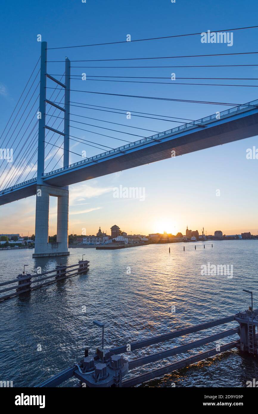 Stralsund: Neue Rügenbrücke über Strelasund, Altstadt Stralsund, Sonnenuntergang, Ostsee, Mecklenburg-Vorpommern, Deutschland Stockfoto