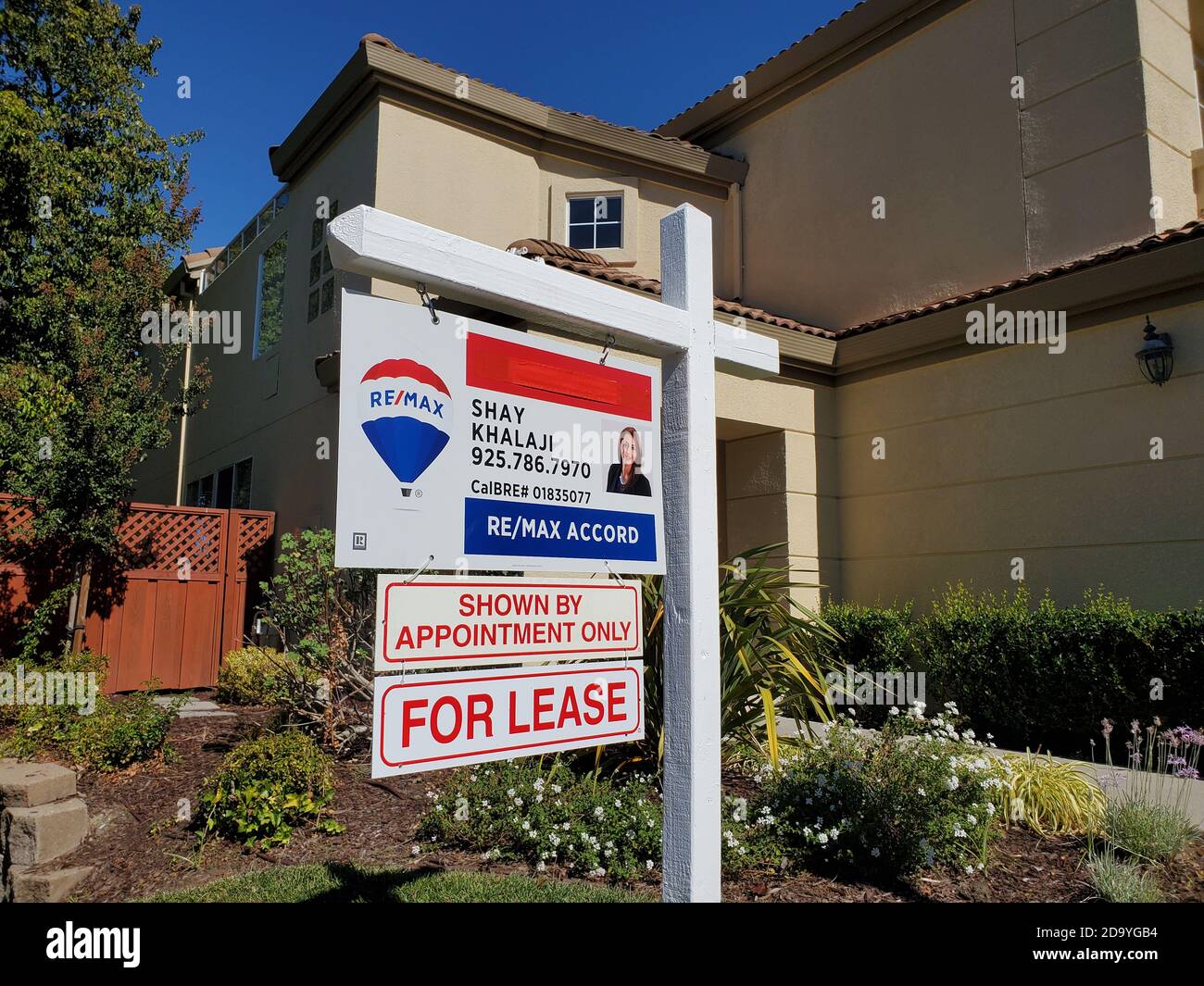Nahaufnahme des Logos für realtor Remax auf dem Schild in einem Vorort, San Ramon, Kalifornien, mit Schilder für Lease, 14. Oktober 2020. () Stockfoto