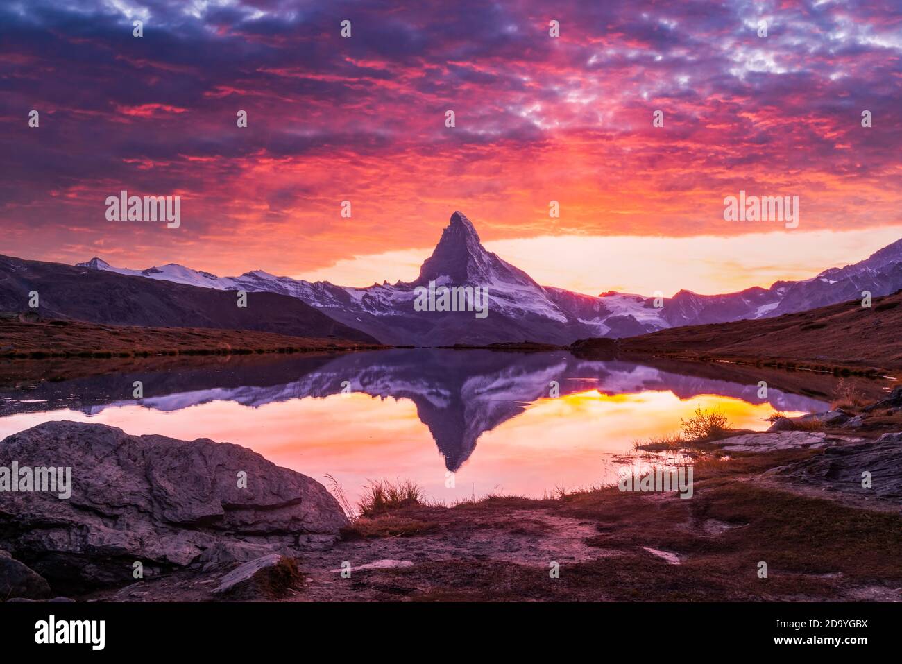 Herrliche Landschaft mit farbenfrohen Sonnenaufgang am Stellisee See. Snowy Matterhorn Matterhorn Gipfel mit Reflexion in klares Wasser. Zermatt, Schweizer Alpen Stockfoto