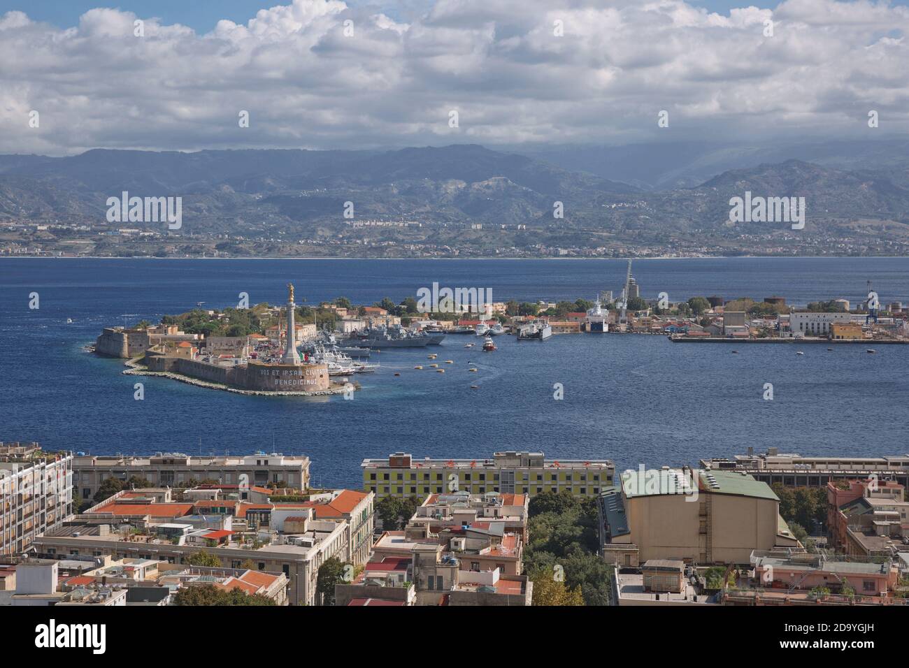 Messina, Sizilien, Italien - 7. Oktober 2017: Blick auf den Hafen von Messina mit der goldenen Statue der Madonna della Lettera in Sizilien, Italien. Stockfoto