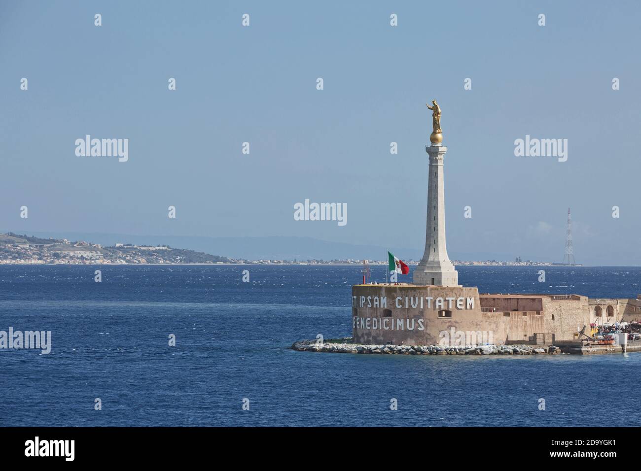 Messina, Sizilien, Italien - 7. Oktober 2017: Blick auf den Hafen von Messina mit der goldenen Statue der Madonna della Lettera in Sizilien, Italien. Stockfoto