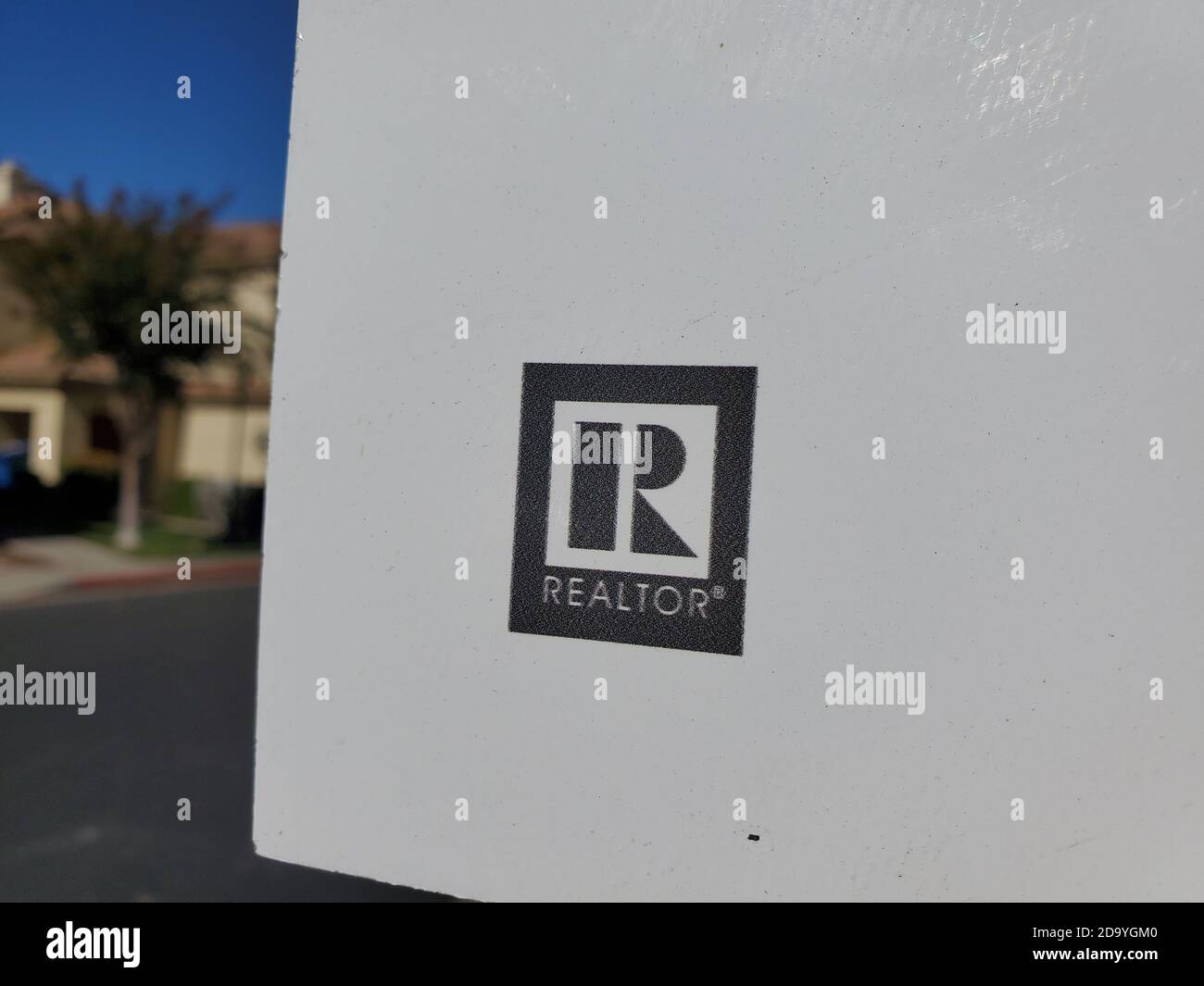 Nahaufnahme des Logos für die National Association of Realtors auf dem Schild in einem Vorort, San Ramon, Kalifornien, 14. Oktober 2020. () Stockfoto