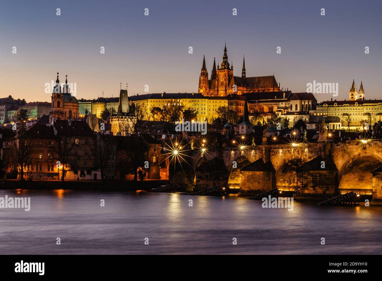 Postkarte Ansicht der Nacht Prag Panorama, Hauptstadt der Tschechischen republik.Amazing europäischen Stadtbild.Prager Burg, Karlsbrücke, Moldau bei bunten Stockfoto