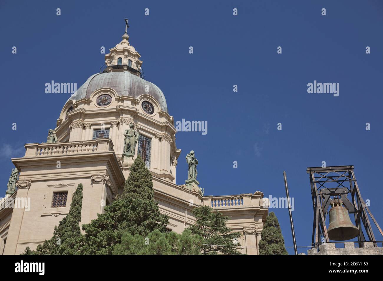 Die Kuppel der Kirche des Königs (Cristo Re) mit Blick auf die Stadt Messina in Italien im Sommer. Schönes Foto von dem Wahrzeichen in Sizilien. Stockfoto