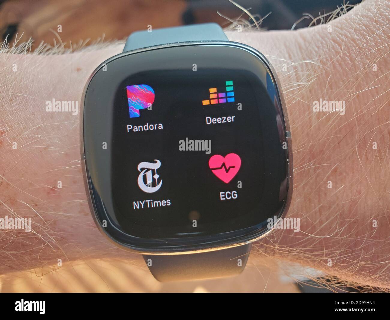 Fitbit Sense Smartwatch am Arm eines Mannes, zeigt EKG-Herzfunktion, San Ramon, Kalifornien, 8. Oktober 2020. () Stockfoto