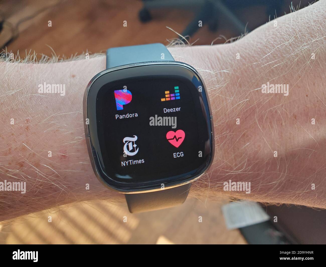 Fitbit Sense Smartwatch am Arm eines Mannes, zeigt EKG-Herzfunktion, San Ramon, Kalifornien, 8. Oktober 2020. () Stockfoto