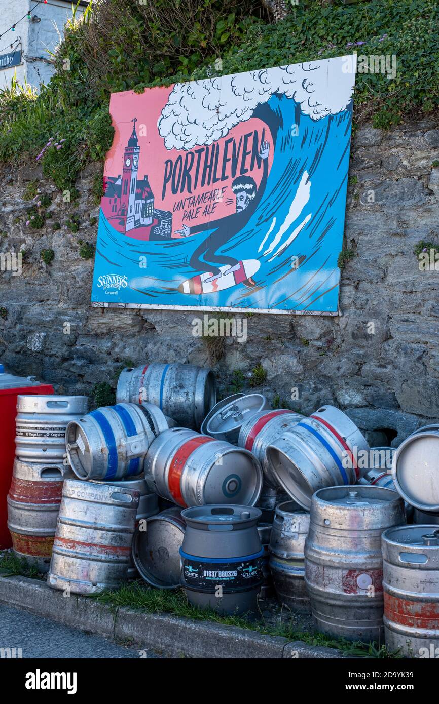 Bierfässer aus Metall vor dem Pub in Porthleven, Cornwall Stockfoto