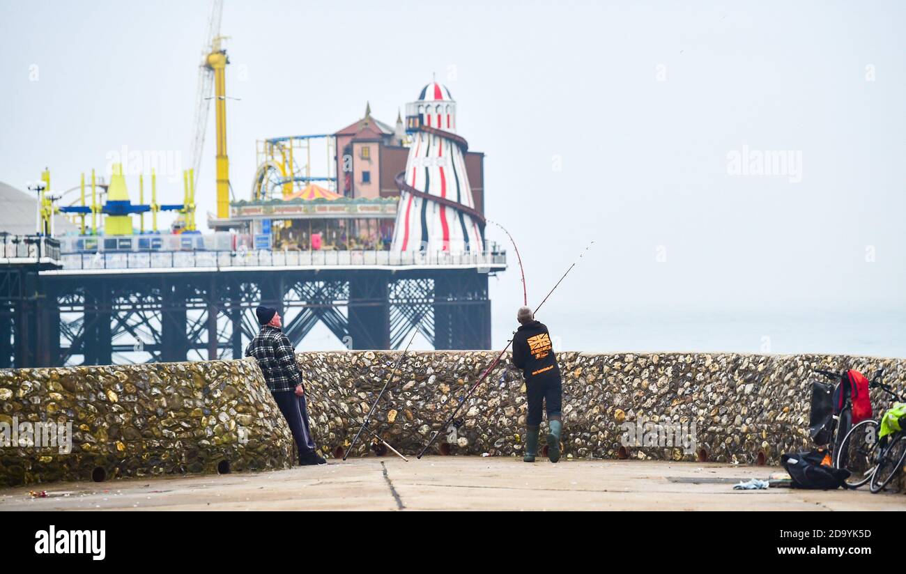 Brighton UK 8. November 2020 - Fischer Genießen Sie einen ruhigen Nachmittag an der Küste von Brighton am ersten Wochenende seit der Einführung der neuesten COVID-19-Sperrbeschränkungen für Coronaviren in England: Credit Simon Dack / Alamy Live News Stockfoto