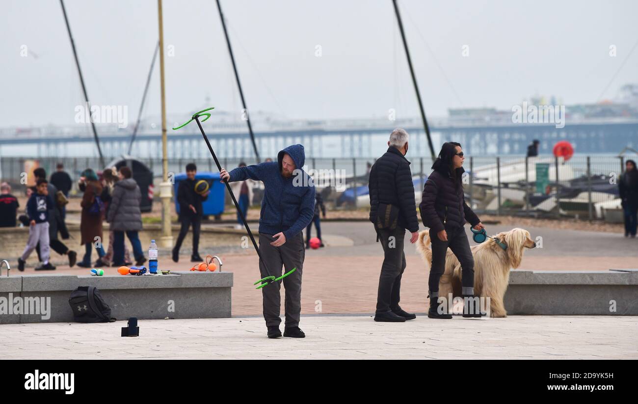 Brighton UK 8. November 2020 - dieser Kerl genießt einige ungewöhnliche Übung entlang der Küste von Brighton am ersten Wochenende seit die neuesten COVID-19 Sperrbeschränkungen wurden in England eingeführt: Credit Simon Dack / Alamy Live News Stockfoto