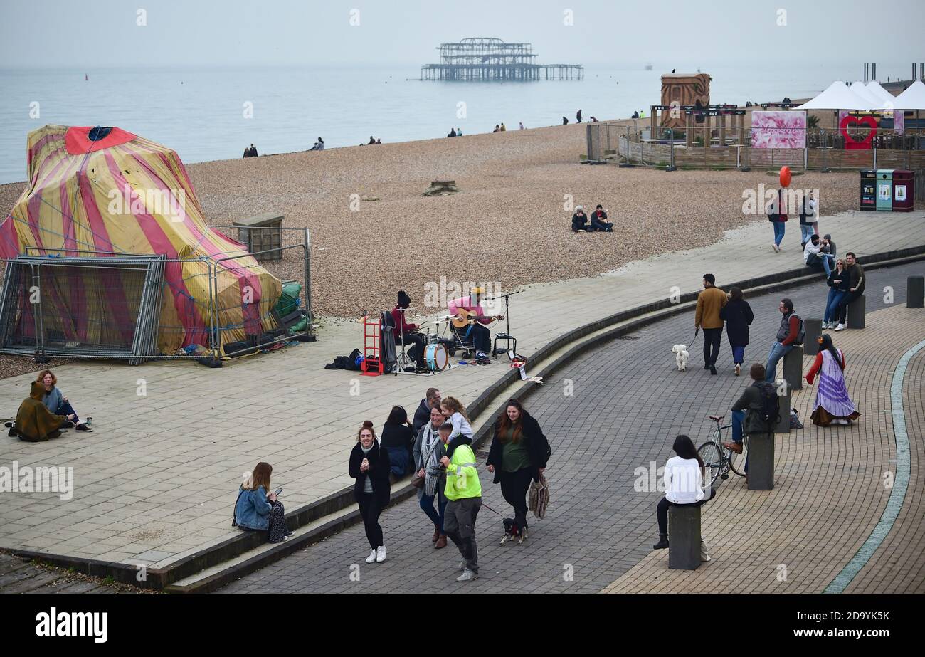 Brighton UK 8. November 2020 - Besucher genießen einen Spaziergang an einigen Musikern entlang der Küste von Brighton am ersten Wochenende seit der Einführung der neuesten COVID-19 Sperrbeschränkungen für Coronaviren in England: Credit Simon Dack / Alamy Live News Stockfoto